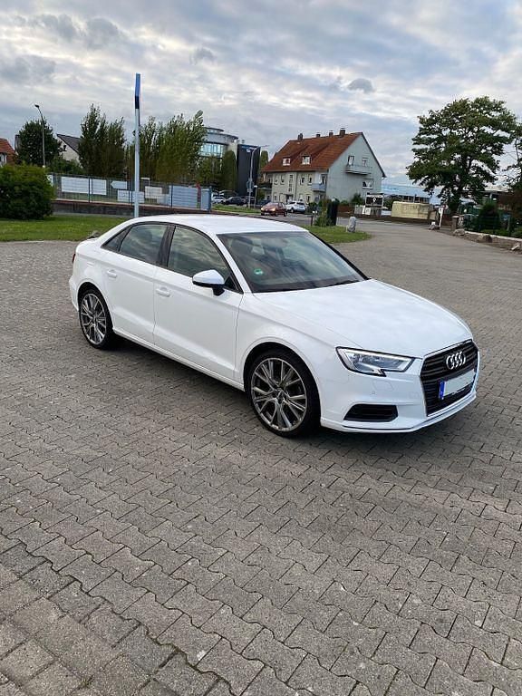 Weiß Gebraucht 2019 Audi A3 Comfort Limousine | 10.399 € (Guter Preis) - Bild 1/4