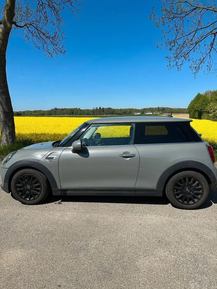 Usado Mini ONE 102 HP (75 kW) 2019 Cinzento Citadino