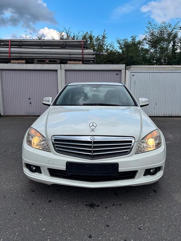 Weiß Gebraucht 2007 Mercedes C180 Limousine | 4.300 € (Etwas zu teuer) - Bild 1/4
