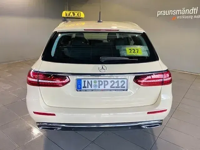 Używany Mercedes E220 200 KM (147 kW) 2023 Beżowy Kombi
