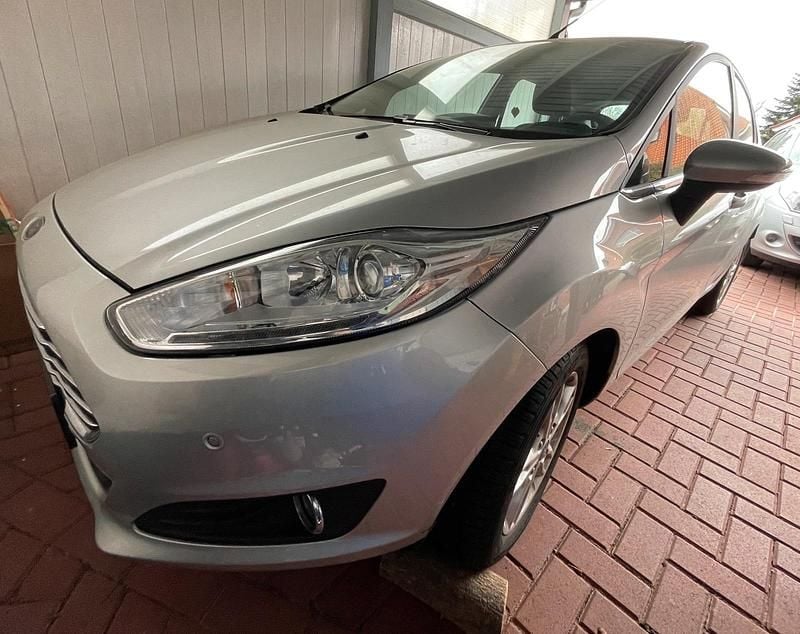 Gebraucht Ford Fiesta Titanium 101 PS (74 kW) 2015 Silber Limousine
