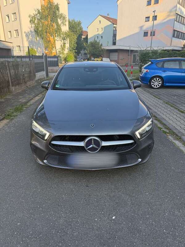 Grau Gebraucht 2018 Mercedes A180 Kleinwagen | 24.250 € (Teuer) - Bild 1/4