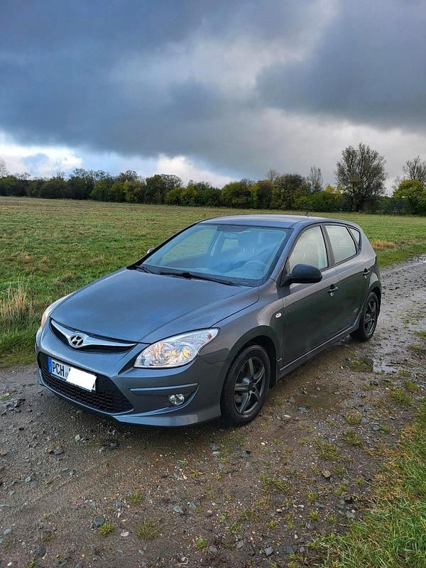 Grau Gebraucht 2011 Hyundai i30 Kleinwagen | 4.500 € (Fairer Preis) - Bild 1/4