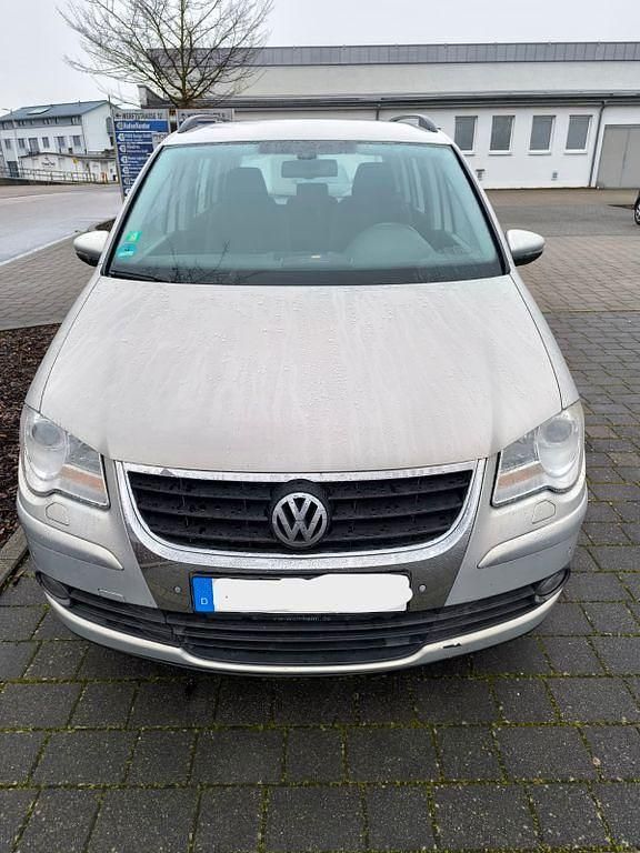 Silber Gebraucht 2010 VW Touran Trendline Van / Kleinbus | 5.000 € (Fairer Preis) - Bild 1/4