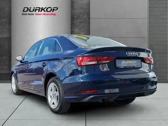 Gebraucht Audi A3 Comfort 116 PS (85 kW) 2018 Blau Limousine