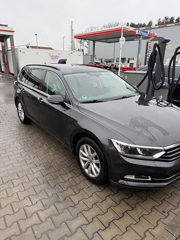 Silber Gebraucht 2017 VW Passat Comfortline Kombi | 11.799 € (Guter Preis) - Bild 1/4