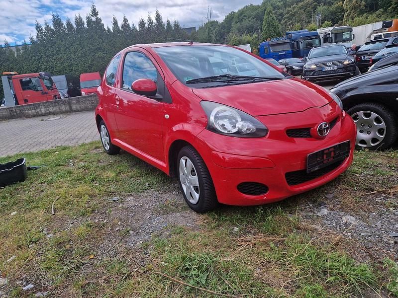 Rot Gebraucht 2012 Toyota Aygo Kleinwagen | 2.900 € (Guter Preis) - Bild 1/4