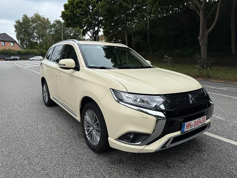Rot Gebraucht 2021 Mitsubishi Outlander P-HEV SUV | 13.690 € (Teuer) - Bild 1/4