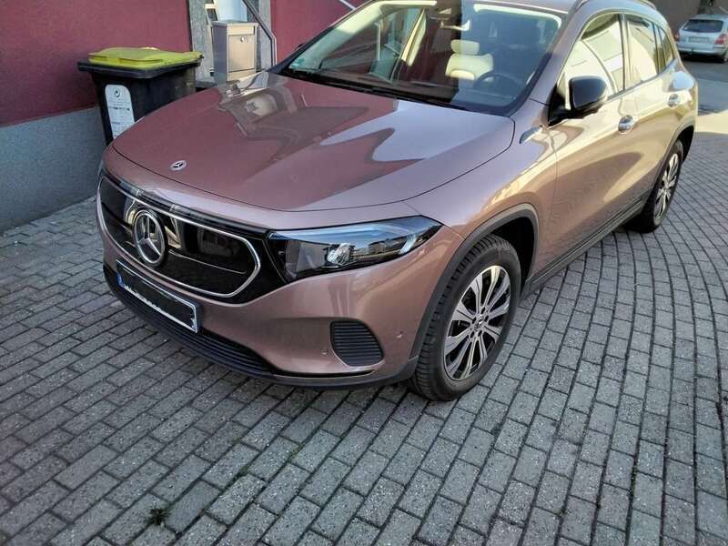 Braun Gebraucht 2022 Mercedes EQA250 Electric Art SUV | 30.000 € (Guter Preis) - Bild 1/4
