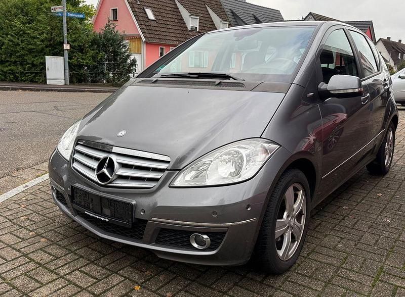 Grau Gebraucht 2011 Mercedes A180 Limousine | 6.999 € (Fairer Preis) - Bild 1/4