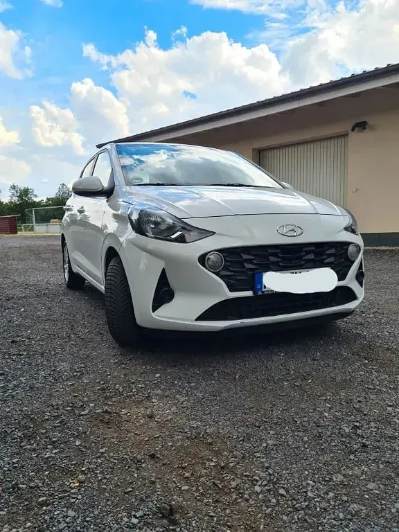 Gebraucht Hyundai i10 Trend 84 PS (61 kW) 2021 Weiß Kleinwagen