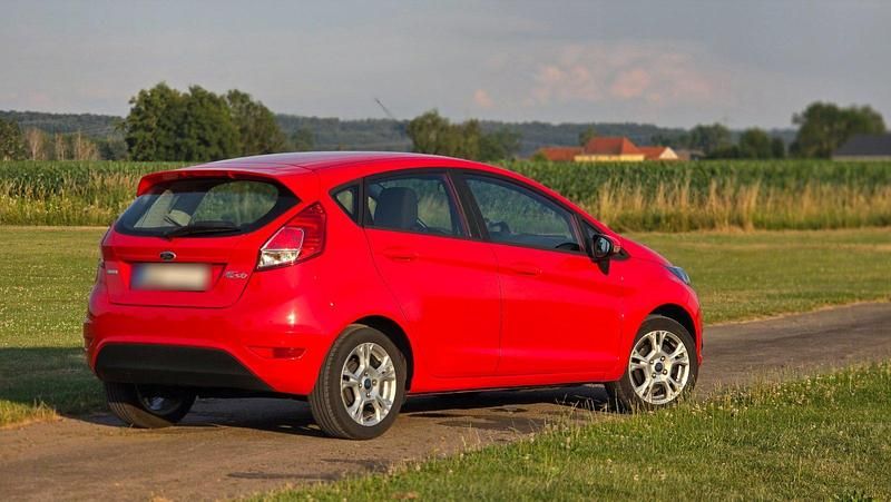 Gebraucht Ford Fiesta 101 PS (74 kW) 2016 Rot Kleinwagen