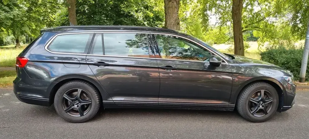 Gebraucht VW Passat 150 PS (110 kW) 2021 Grau Kombi