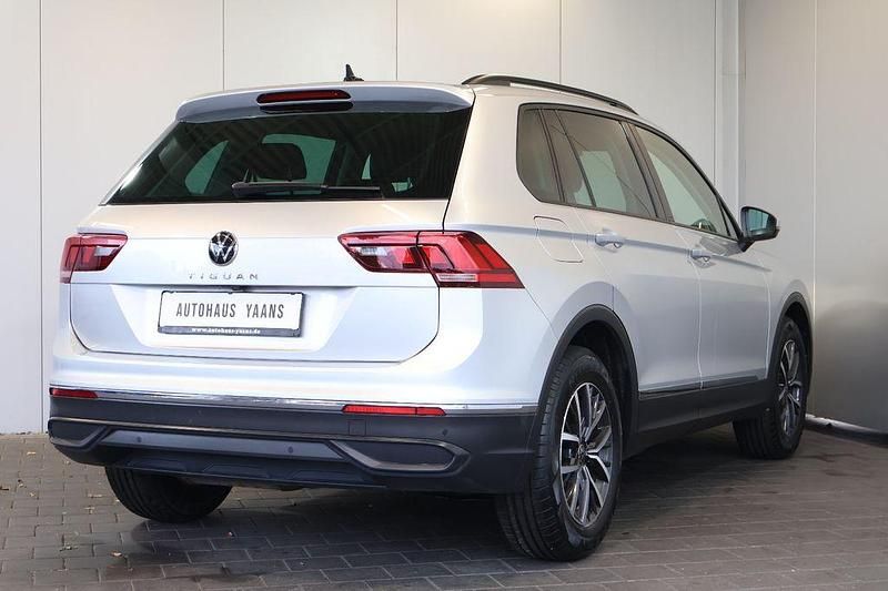 Gebraucht VW Tiguan Life 150 PS (110 kW) 2022 Silber SUV