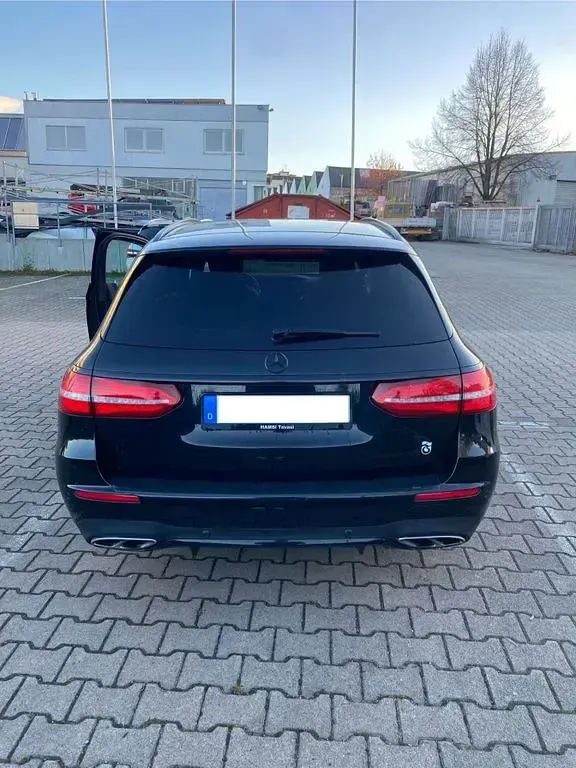Second-hand Mercedes E250 AMG line 211 CP (155 kW) 2017 Negru Berlinǎ