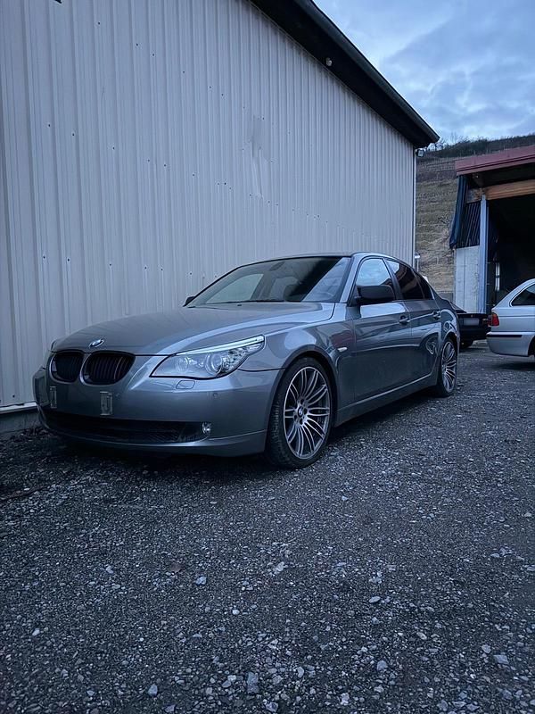 Gebraucht BMW 525 218 PS (160 kW) 2007 Grau Limousine
