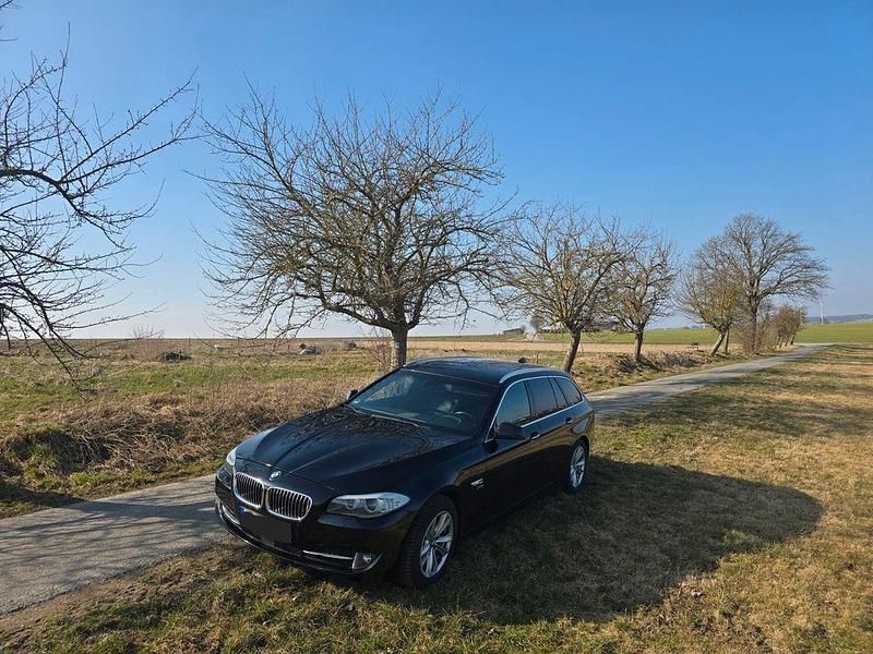 Schwarz Gebraucht 2012 BMW 525 Sport Line Kombi | 7.999 € (Superpreis) - Bild 1/4