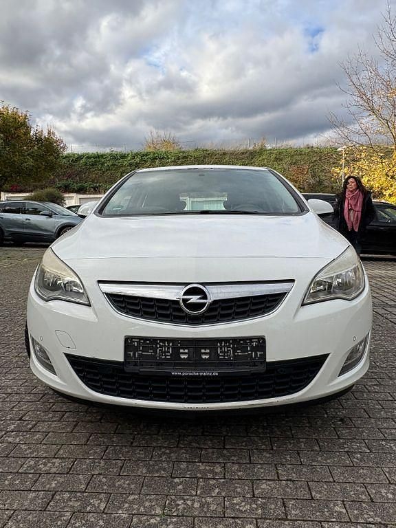 Weiß Gebraucht 2010 Opel Astra Cosmo Limousine | 3.550 € (Guter Preis) - Bild 1/4