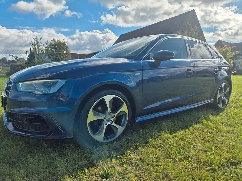 Blau Gebraucht 2015 Audi A3 Sportback Ambition Kleinwagen | 9.950 € (Fairer Preis) - Bild 1/4