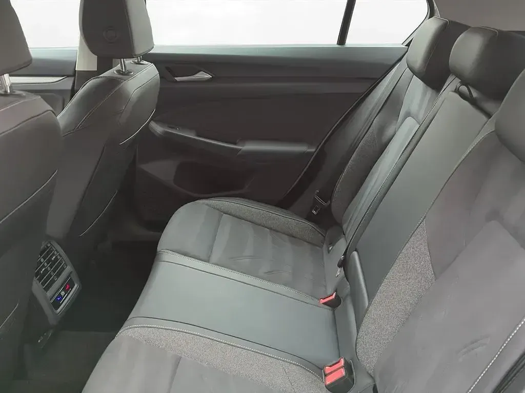 Gebraucht VW Golf VIII Style 150 PS (110 kW) 2025 Oyster silver metallic Limousine