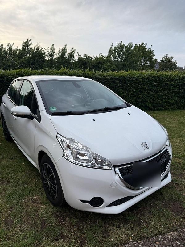 Weiß Gebraucht 2015 Peugeot 208 Kleinwagen | 2.550 € - Bild 1/4
