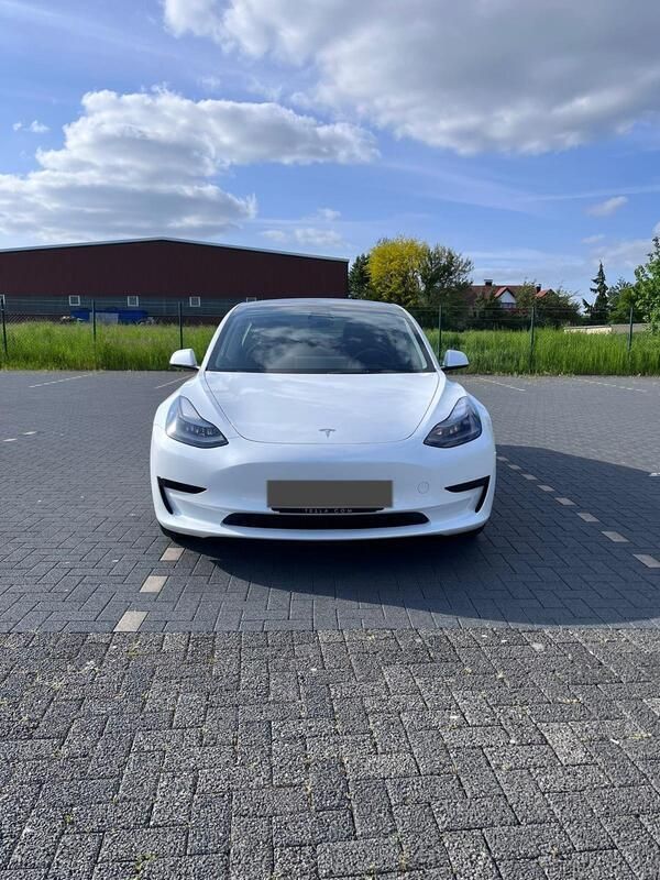 Weiß Gebraucht 2022 Tesla Model 3 Standard Range Plus Limousine | 33.000 € (Teuer) - Bild 1/4