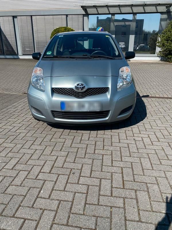 Silber Gebraucht 2011 Toyota Yaris Kleinwagen | 2.900 € - Bild 1/4