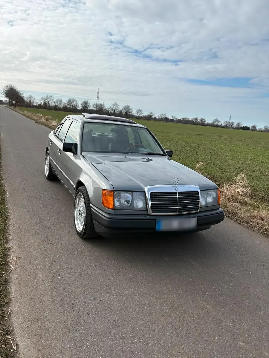 Gebraucht Mercedes E230 132 PS (97 kW) 1989 Silber Limousine