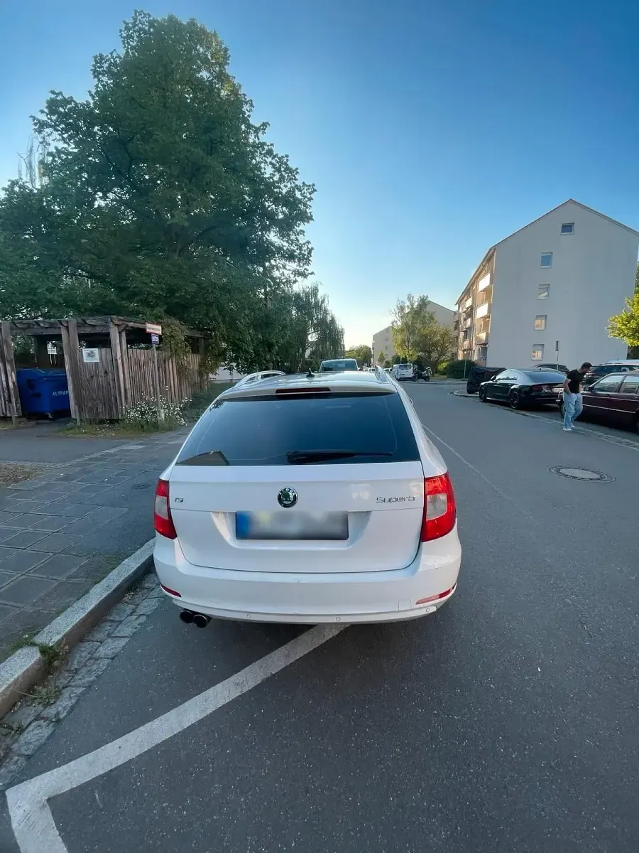 Gebraucht Skoda Superb 160 PS (117 kW) 2011 Weiß Kombi