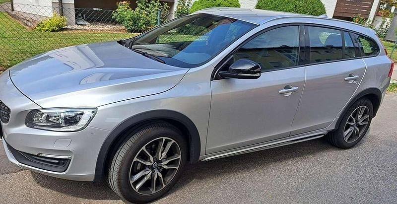 Silber Gebraucht 2017 Volvo V60 CC Pro Kombi | 16.690 € (Superpreis) - Bild 1/4