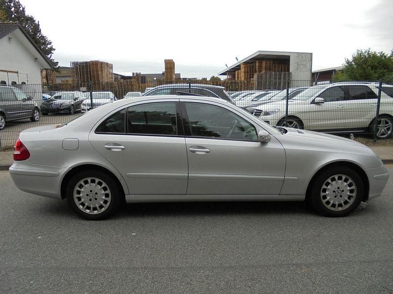 Gebraucht Mercedes E200 122 PS (89 kW) 2002 Silber Limousine