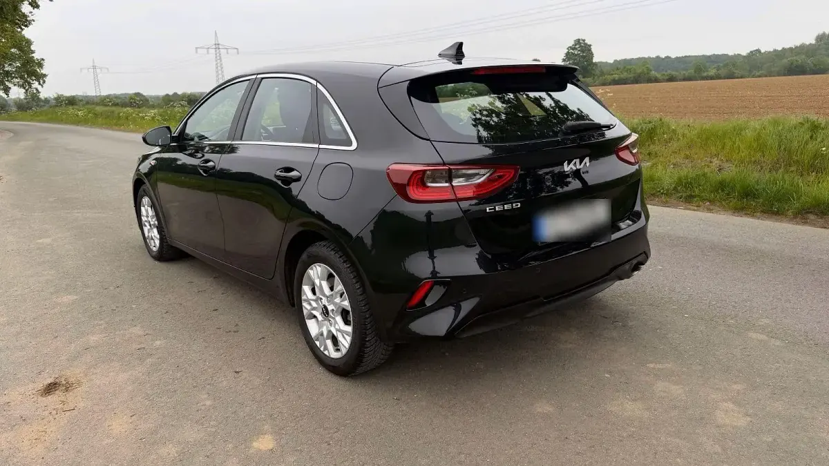 Gebraucht Kia Ceed Comfort 160 PS (117 kW) 2023 Schwarz Kleinwagen