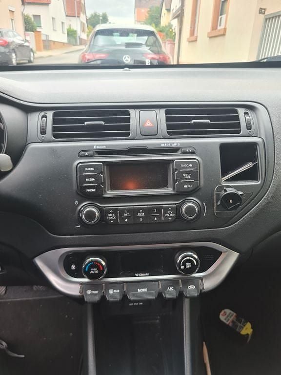 Schwarz Gebraucht 2014 Kia Rio FIFA World Cup Edition Limousine | 4.990 € (Fairer Preis) - Bild 1/3