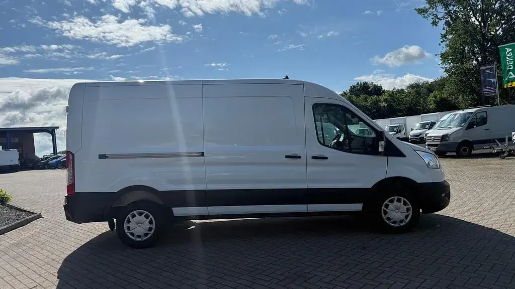 Gebraucht Ford Transit 131 PS (96 kW) 2022 Weiß Van / Kleinbus