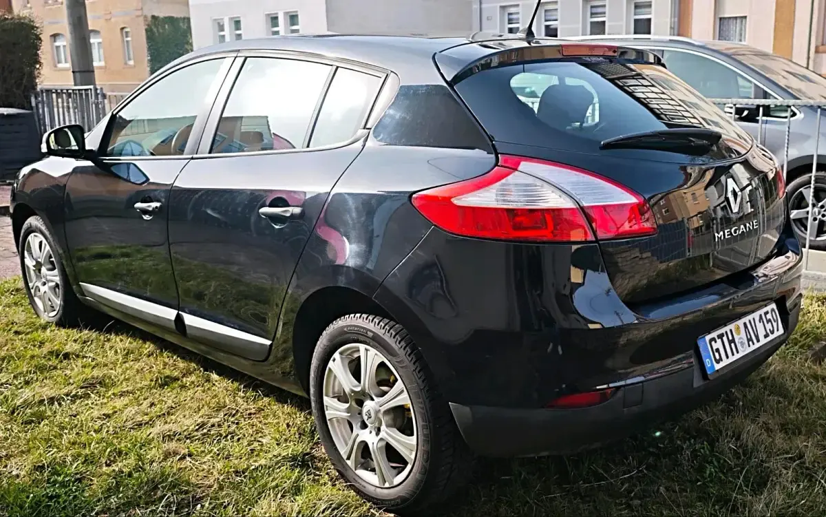 Używany Renault Mégane 102 KM (75 kW) 2011 Czarny Sedan/Limuzyna