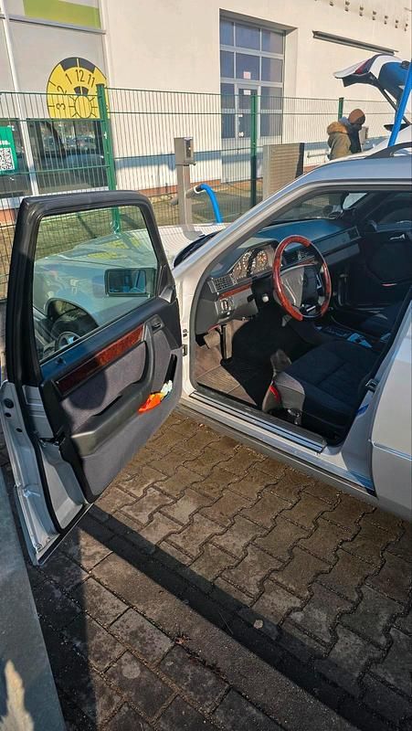 Gebraucht Mercedes E280 193 PS (141 kW) 1995 Silber Kombi