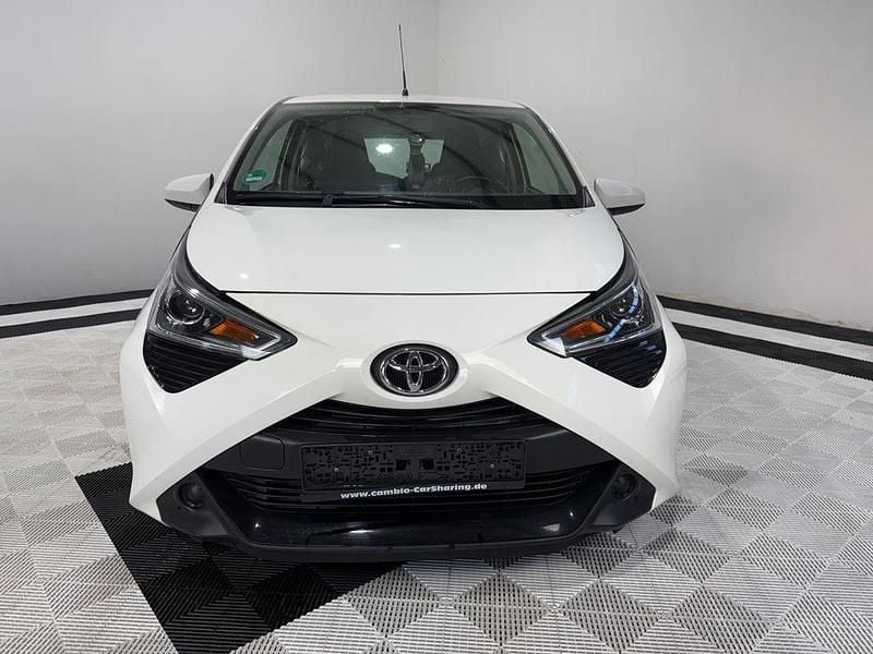 Gebraucht Toyota Aygo X-play 72 PS (52 kW) 2021 Weiß Kleinwagen