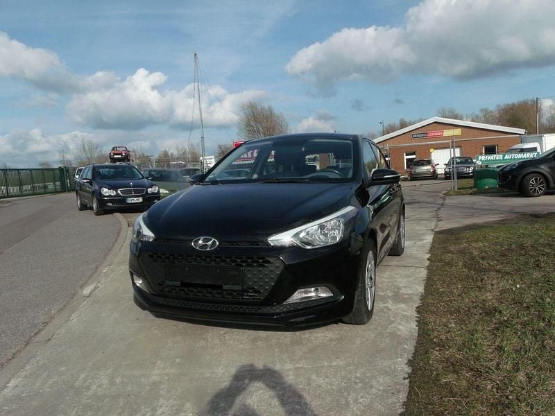 Gebraucht Hyundai i20 75 PS (55 kW) 2017 Schwarz Kleinwagen