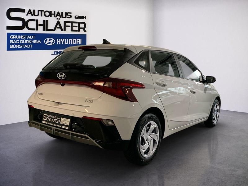 Gebraucht Hyundai i20 Select 101 PS (74 kW) 2025 Weiß Kleinwagen