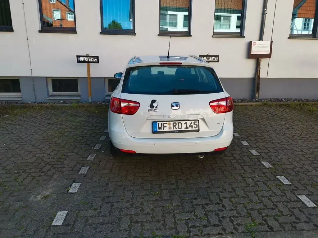 Używany Seat Ibiza Reference 75 KM (55 kW) 2013 Biały Sedan/Limuzyna
