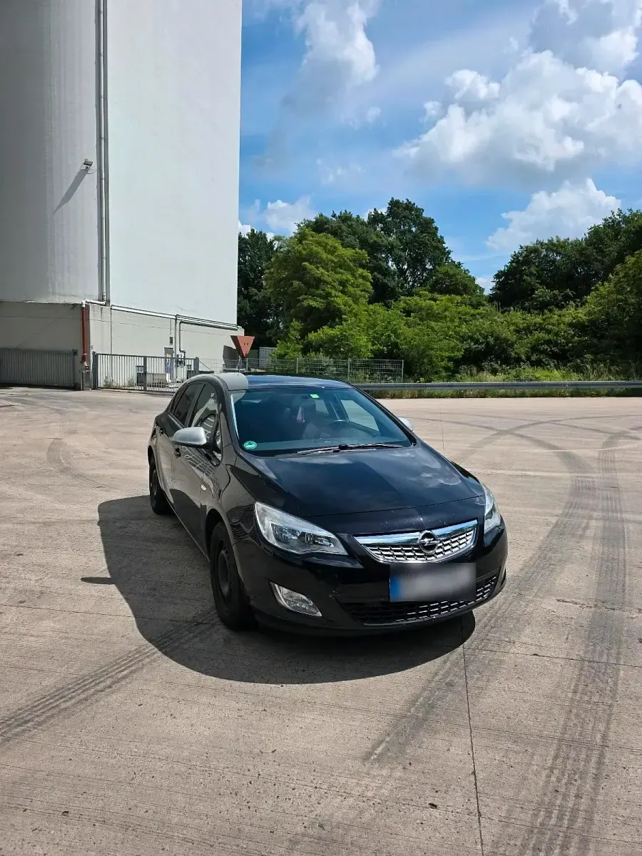 Gebraucht Opel Astra 101 PS (74 kW) 2011 Schwarz Limousine