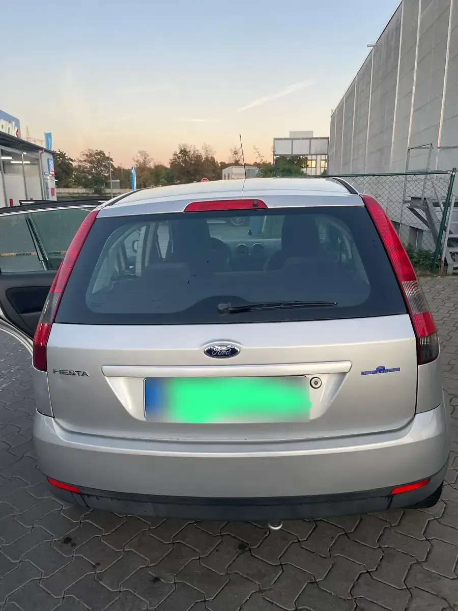 Gebraucht Ford Fiesta 59 PS (43 kW) 2005 Silber Kleinwagen