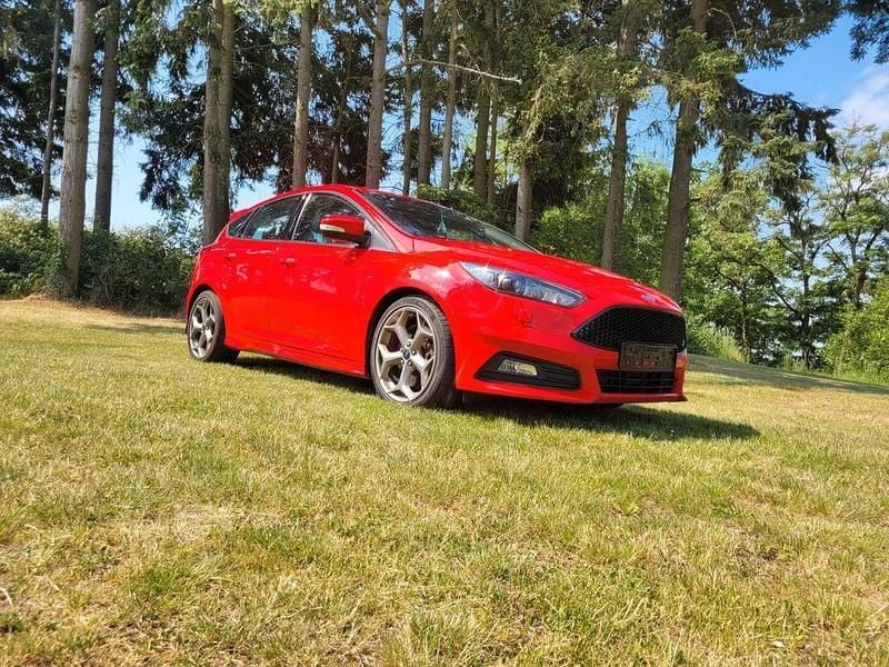 Second-hand Ford Focus ST 250 CP (183 kW) 2016 Roșu Berlinǎ