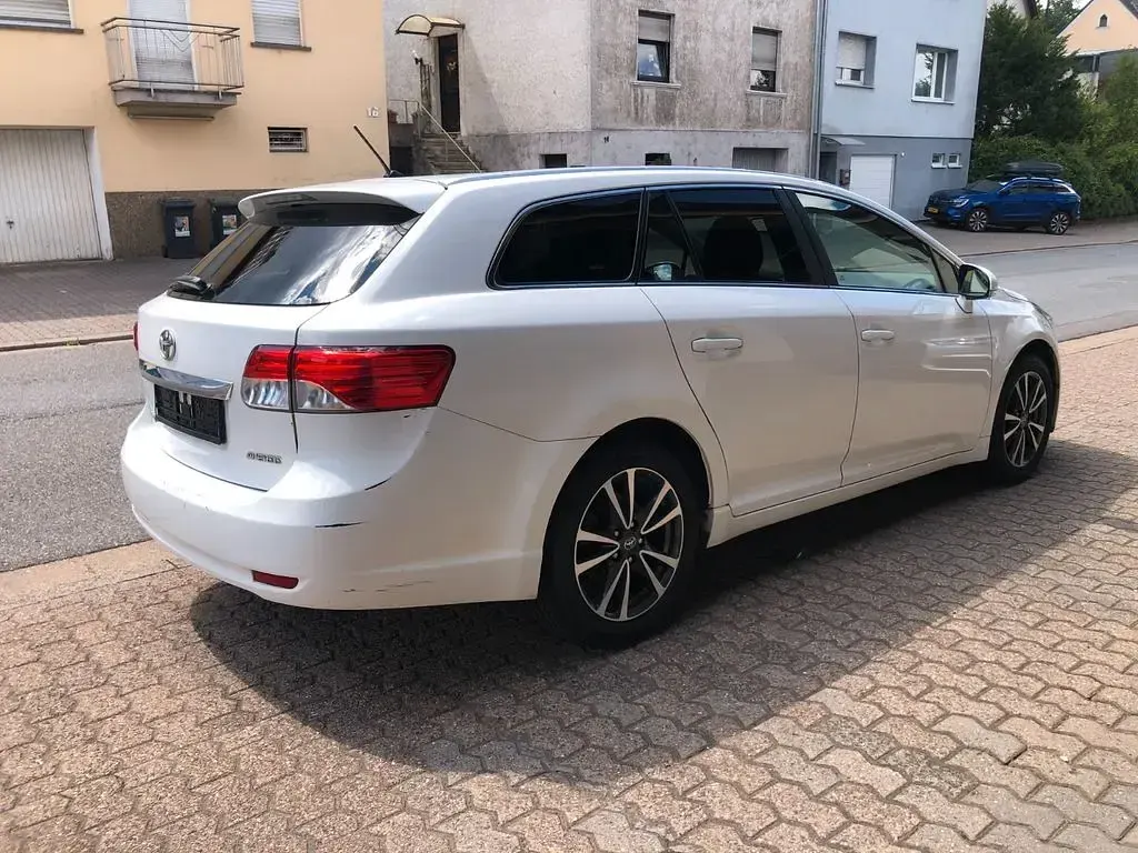 Gebraucht Toyota Avensis 124 PS (91 kW) 2013 Weiß Kombi