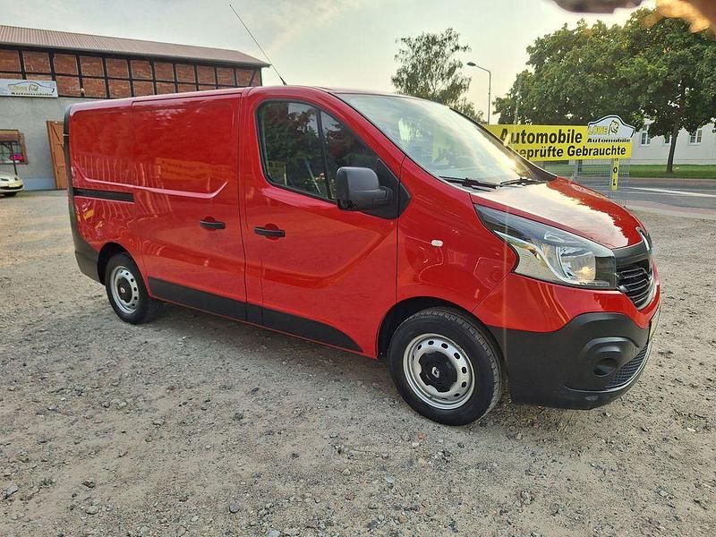 Gebraucht Renault Trafic 90 PS (66 kW) 2016 Rot Van / Kleinbus