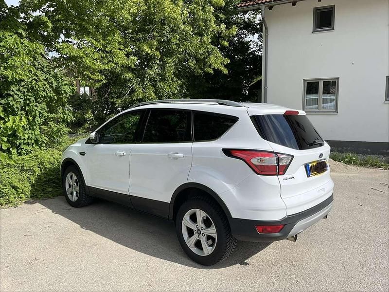 Gebraucht Ford Kuga Titanium 150 PS (110 kW) 2018 Weiß SUV