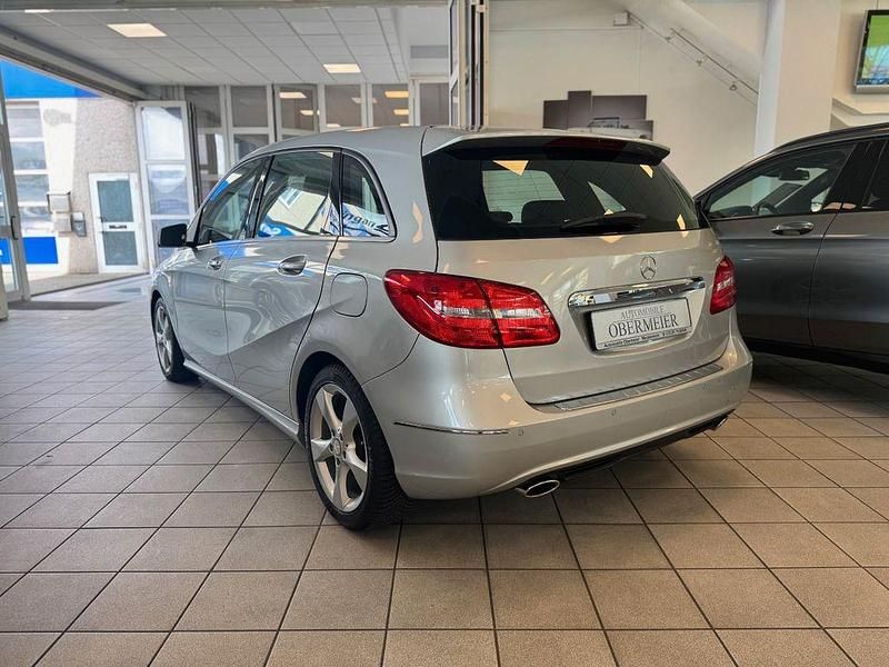 Gebraucht Mercedes B180 122 PS (89 kW) 2014 Silber (polarsilber) Van / Kleinbus