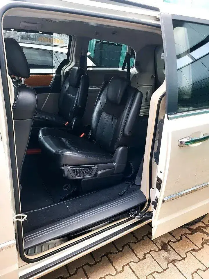 Usata Lancia Voyager 175 CV (128 kW) 2015 Oro Monovolume