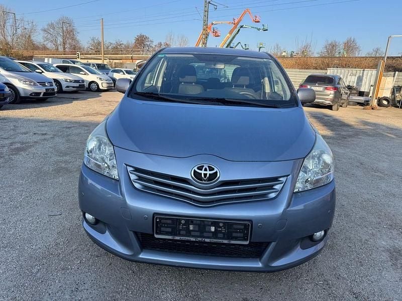 Grau Gebraucht 2012 Toyota Verso Travel Van / Kleinbus | 6.300 € (Superpreis) - Bild 1/4
