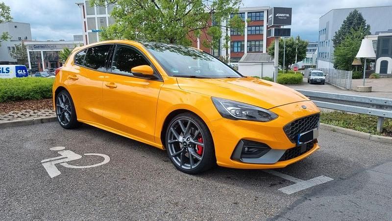 Orange Gebraucht 2020 Ford Focus ST Limousine | 20.400 € (Fairer Preis) - Bild 1/4
